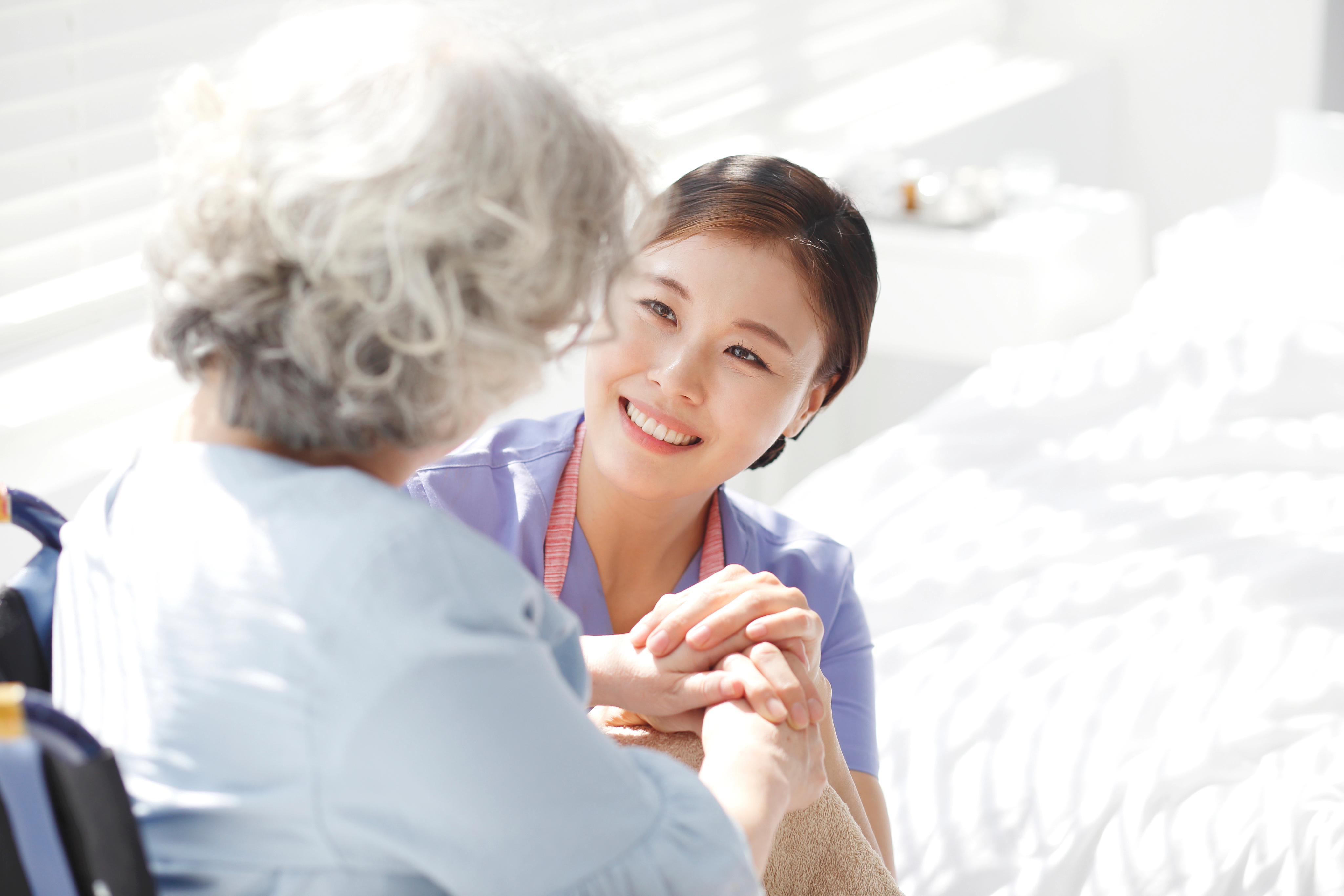 요양보호사와 상담 중인 어르신